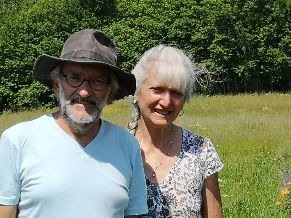 Mireille et Jean-Paul dans un pré, devant une lisière de forêt